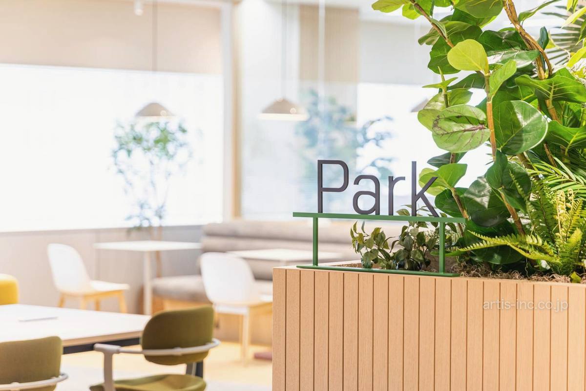 植栽の奥のカフェ席